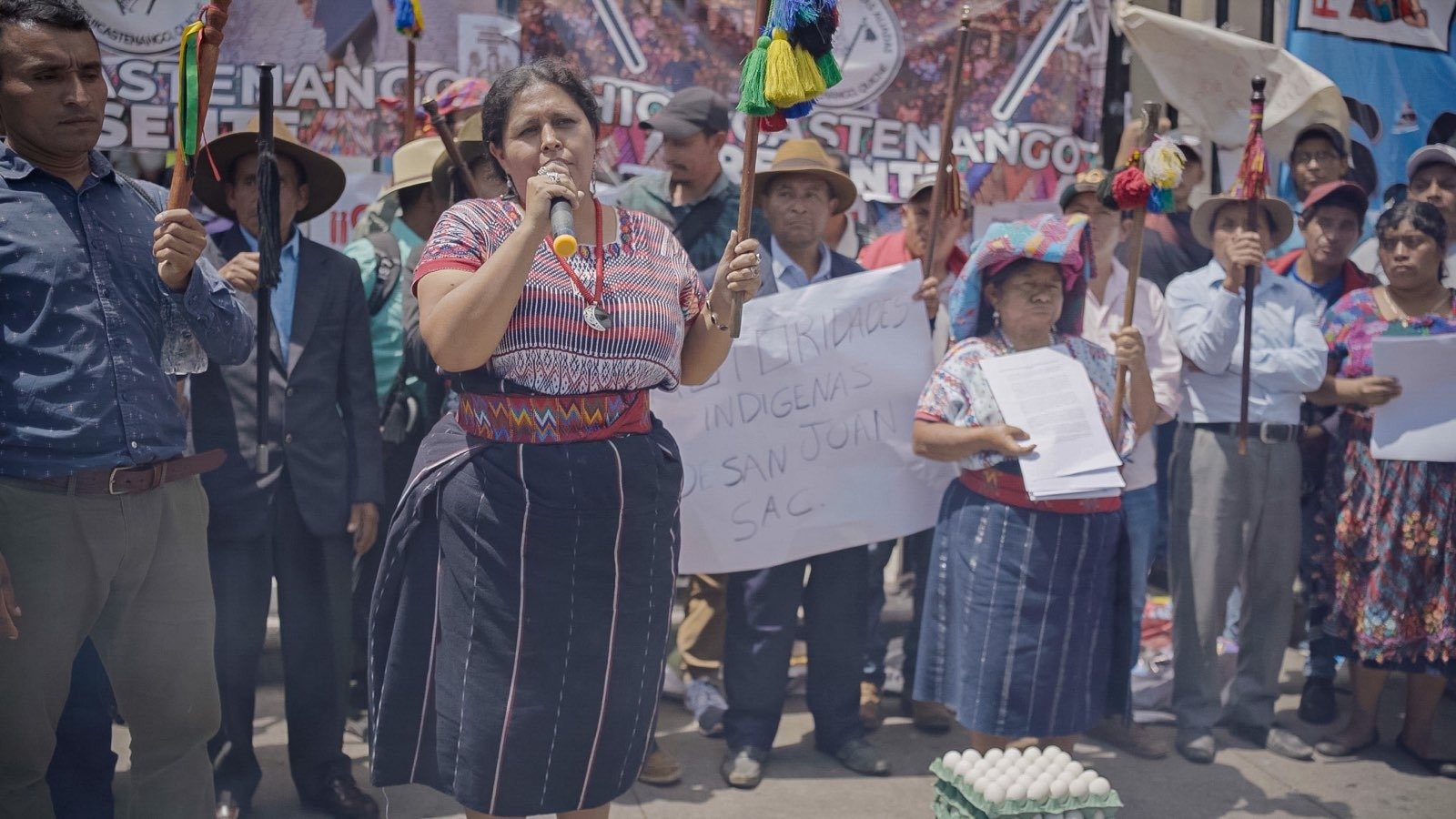  Alida Vicente, le compró huevos a los netcenter que la atacan para que se atrevan a dar la cara. Crédito Mario Godínez. 